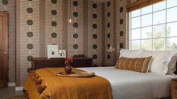 Een strijkplank/strijkijzer, reisbedje, wifi, beddengoed