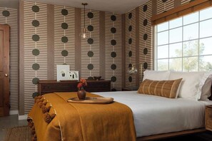 Een strijkplank/strijkijzer, reisbedje, wifi, beddengoed