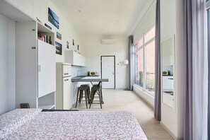 1 bedroom, free WiFi, bed sheets - Romantic studio with terrace overlooking the lake. (Lezzeno)