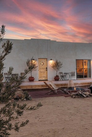 Terrace/patio - Joshua Tree Olive Farm • Serenity, Spa, Views (Joshua Tree)