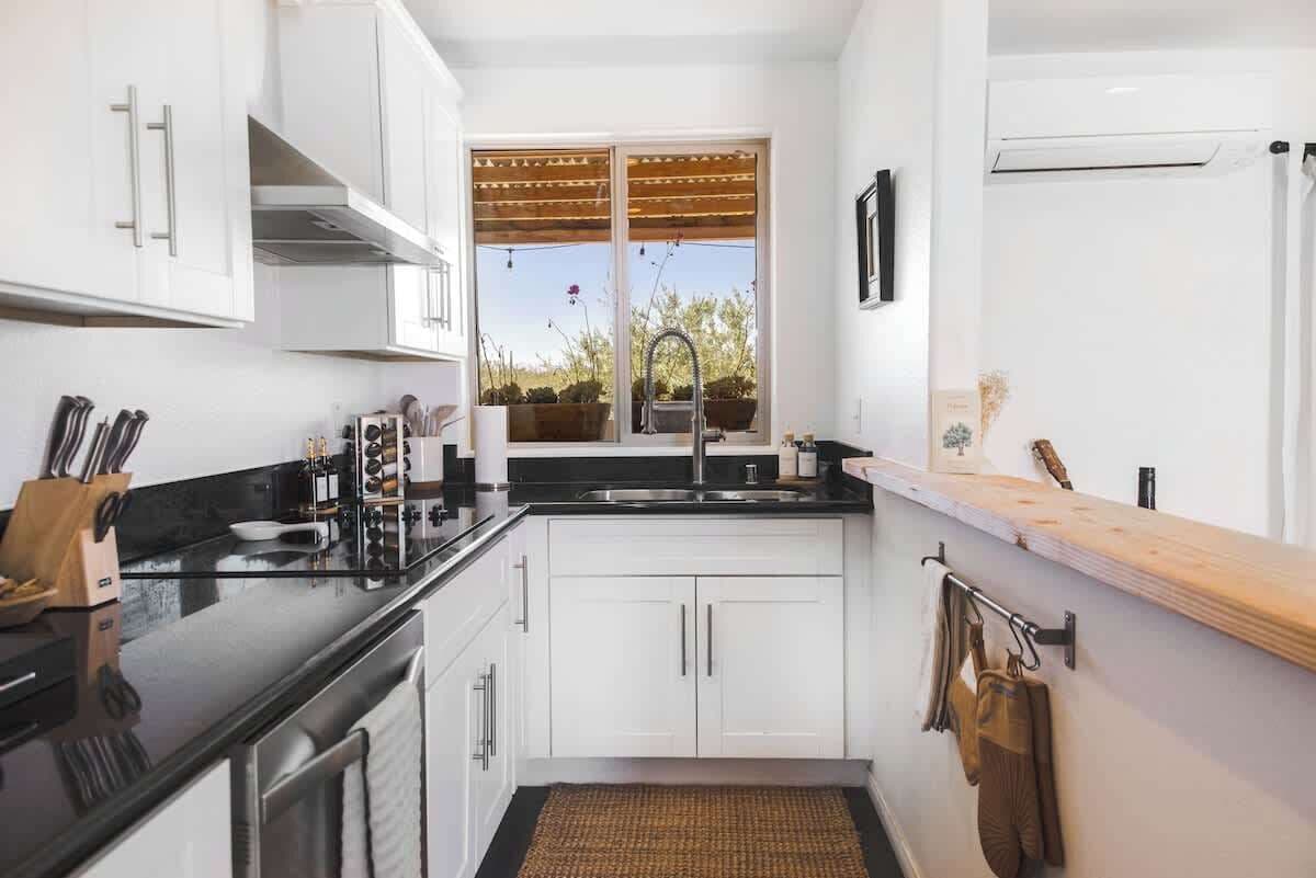 Jääkaappi, mikroaaltouuni, uuni, liesi