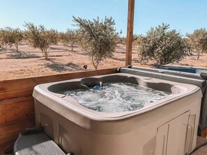 Outdoor spa tub - Joshua Tree Olive Farm • Serenity, Spa, Views (Joshua Tree)