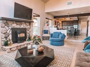 Fernseher, Kamin, Arbeitsbereiche