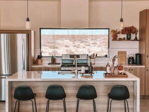 Jääkaappi, mikroaaltouuni, uuni, liesi