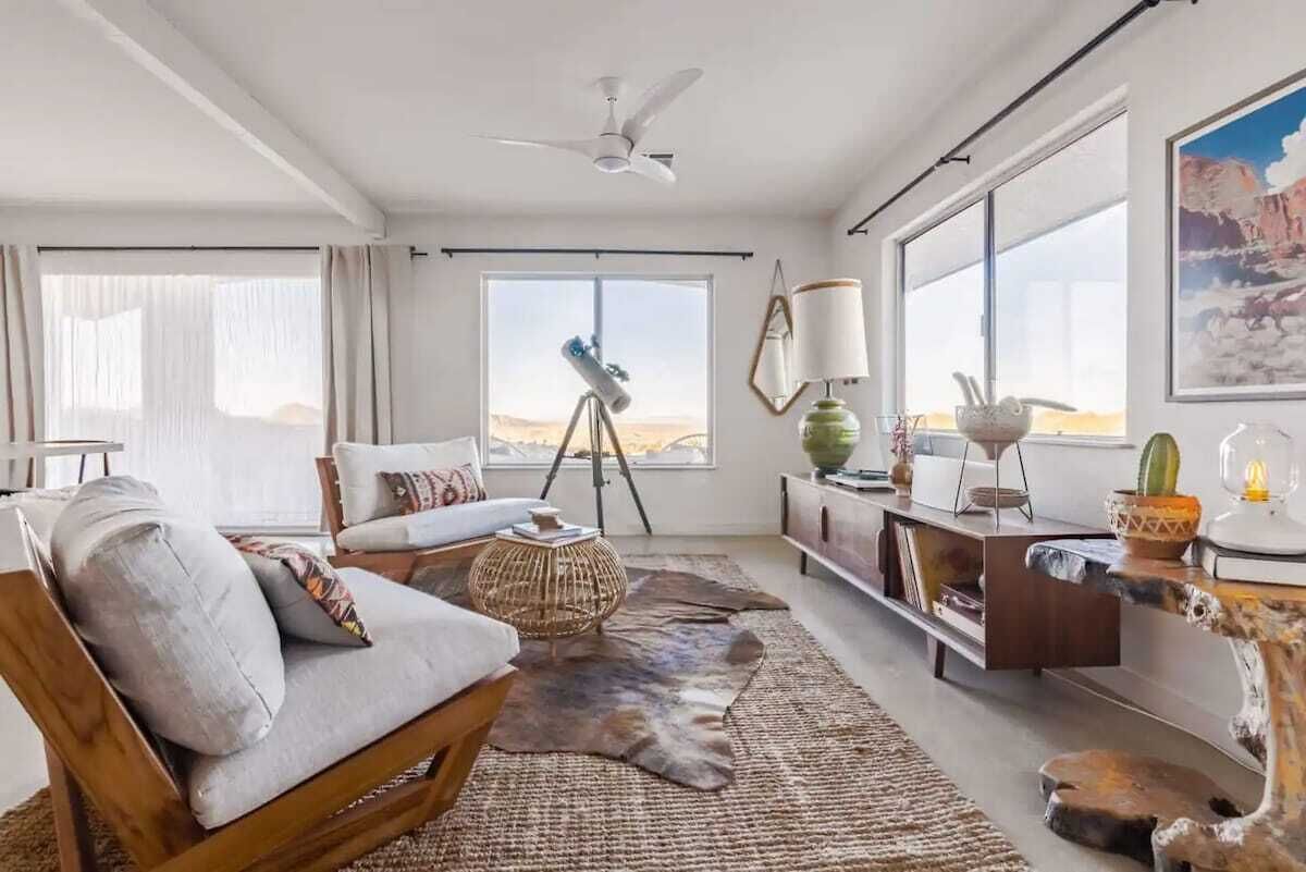 Televisión, chimenea y oficina 