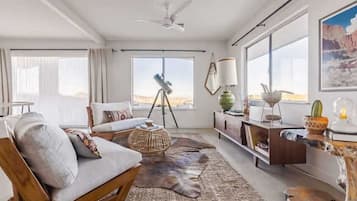 Televisión, chimenea y oficina