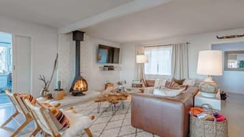 Télévision, cheminée, espaces bureaux