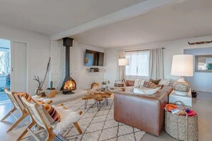 تلفزيون، مدفأة، مكتب