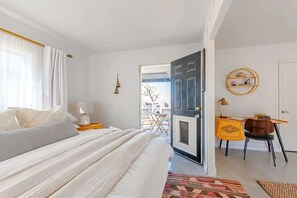 Tabla de planchar con plancha, cuna de viaje, wifi y ropa de cama 