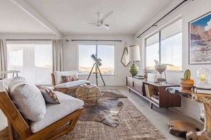 Televisión, chimenea y oficina 