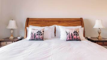 Een strijkplank/strijkijzer, wifi, beddengoed