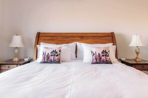 Een strijkplank/strijkijzer, wifi, beddengoed