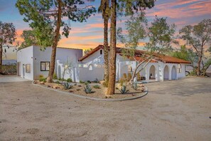Exterior - Pine Desert Ranch • SaltSpa, Game Room, Gym, Views (Joshua Tree)