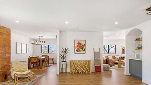 Amplia sala de estar con mesa de comedor, sofás y chimenea.