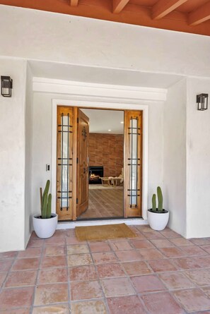 Interior - Spa, Game Room, Gym, Views (Joshua Tree)