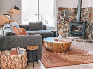 TV, fireplace, stereo - Saddleback Escape • Pool, Spa & Views on 10-Acres (Joshua Tree)