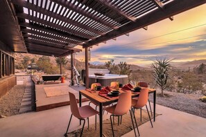Outdoor dining - Stunning Views, Spa, Soak Pool · Starfire Lodge (Morongo Valley)