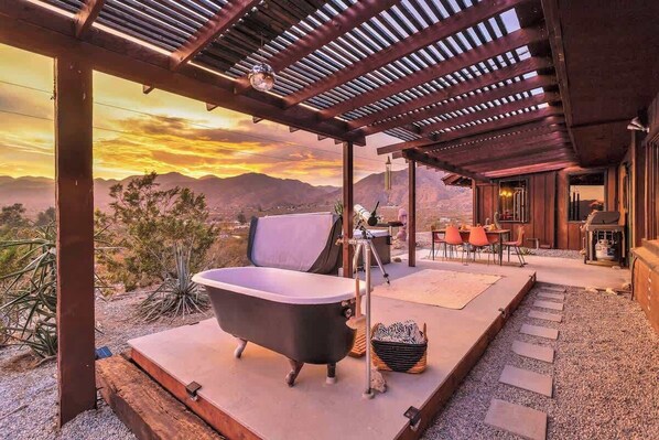 Terrace/patio - Stunning Views, Spa, Soak Pool · Starfire Lodge (Morongo Valley)