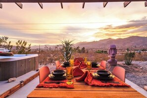 Outdoor dining - Stunning Views, Spa, Soak Pool · Starfire Lodge (Morongo Valley)