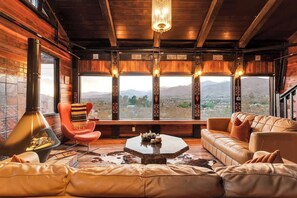 TV, offices - Stunning Views, Spa, Soak Pool · Starfire Lodge (Morongo Valley)