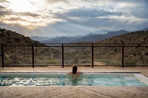 Evening swim with mountain views - Stargate · 5 Acres, Pool, Hot Tub, Mountain Views (Yucca Valley)