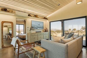 2 bedrooms, iron/ironing board, travel cot, WiFi - Shadow House • Serene Escape, Views, 10-Acres, Spa (Joshua Tree)
