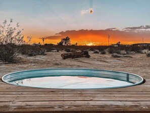 Outdoor spa tub - Romantic Stargazing Escape · Starlight Sanctuary (Joshua Tree)