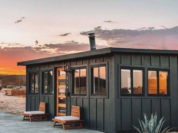 Terrace/patio - Romantic Stargazing Escape · Starlight Sanctuary (Joshua Tree)