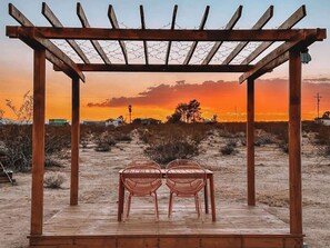Outdoor dining - Romantic Stargazing Escape · Starlight Sanctuary (Joshua Tree)