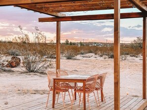 Outdoor dining - Starlight Sanctuary • Romantic Stargazing Escape (Joshua Tree)