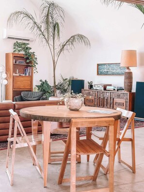 Dining - 15 Acres, Hot Tub, Tikiboat Bar · Shores of Saturn (Joshua Tree)