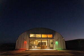 Exterior - 15 Acres, Hot Tub, Tikiboat Bar · Shores of Saturn (Joshua Tree)