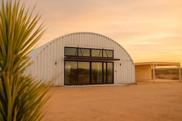 Exterior - 15 Acres, Hot Tub, Tikiboat Bar · Shores of Saturn (Joshua Tree)