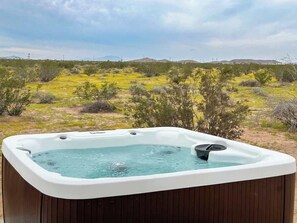 Outdoor spa tub - 15 Acres, Hot Tub, Tikiboat Bar · Shores of Saturn (Joshua Tree)