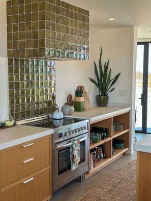Réfrigérateur, four à micro-ondes, un four, surface de cuisson
