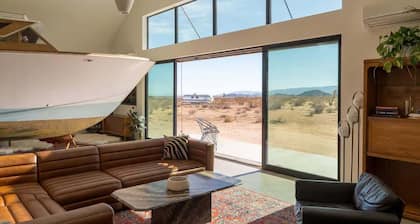 Shores of Saturn âą 15 Acres, Hot Tub, Tikiboat Bar