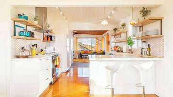 Frigorífico, microondas, horno y placa de cocina