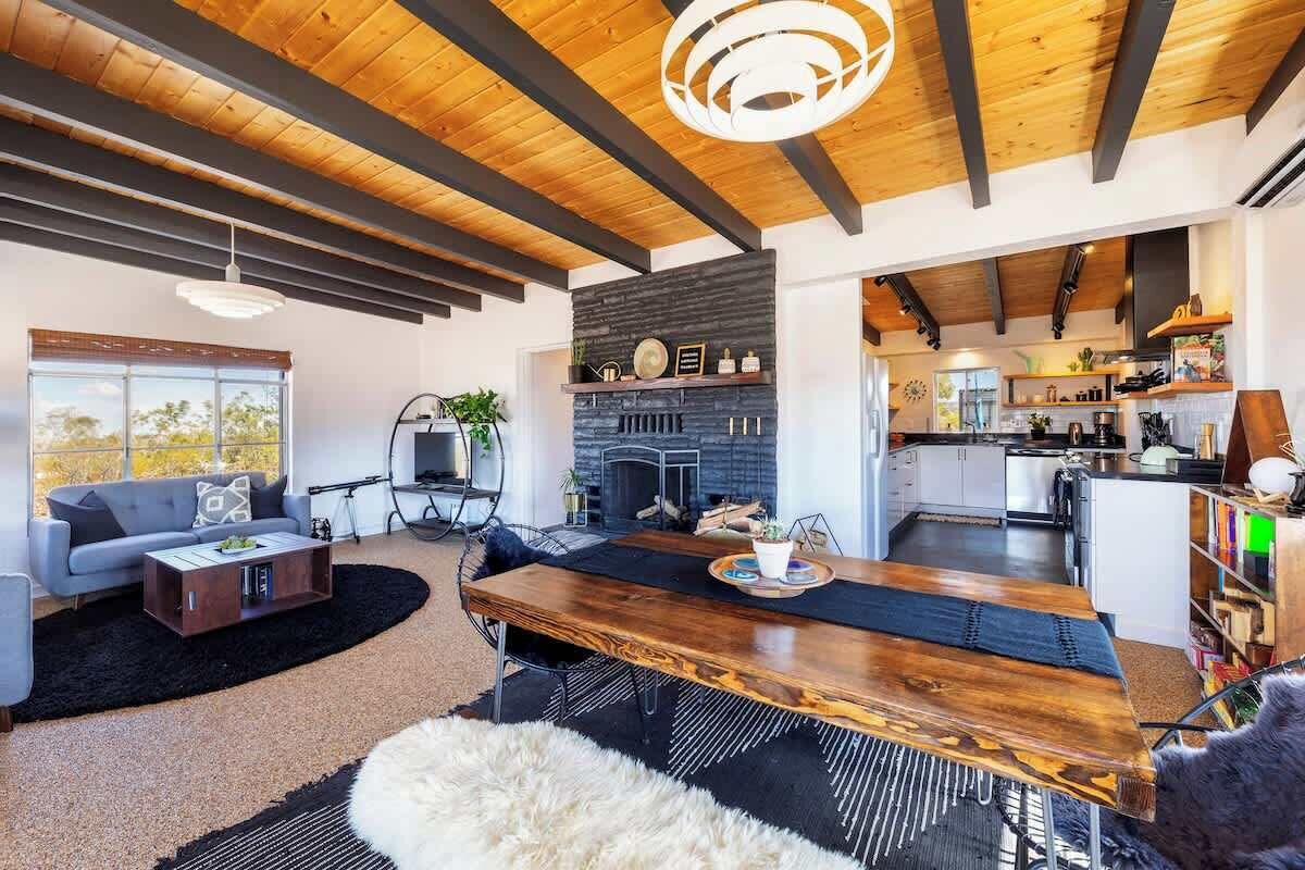 Télévision, cheminée, jeux vidéo, livres