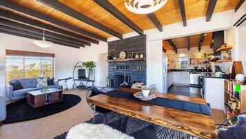 Una televisión, una chimenea, videojuegos, una oficina