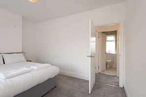 2 عدّة غرف نوم ومكواة/لوح كي وواي فاي وملاءات أسرّة