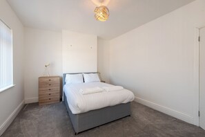 2 bedrooms, iron/ironing board, WiFi, bed sheets - The Stray Space (Darlington)