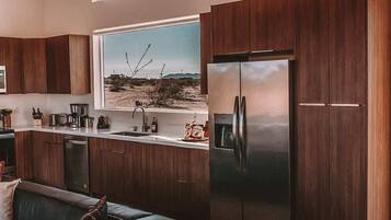 Kjøleskap, mikrobølgeovn, ovn og kokeplater