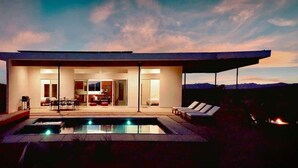 A modern house with a swimming pool, outdoor seating, and a covered patio area. - The Refuge • Healing Retreat, Saltwater Pool & Spa (Joshua Tree)