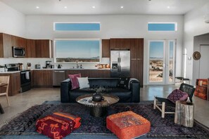 TV, offices - Healing Retreat, Saltwater Pool & Spa · The Refuge (Joshua Tree)