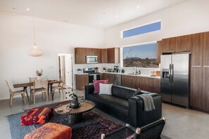 TV, offices - Healing Retreat, Saltwater Pool & Spa · The Refuge (Joshua Tree)