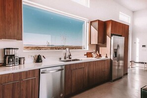 Kjøleskap, mikrobølgeovn, ovn og kokeplater