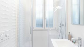 Dusche, Haartrockner, Bidet, Handtücher