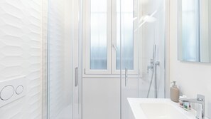 Dusche, Haartrockner, Bidet, Handtücher