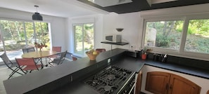 Four à micro-ondes, un four, surface de cuisson, lave-vaisselle