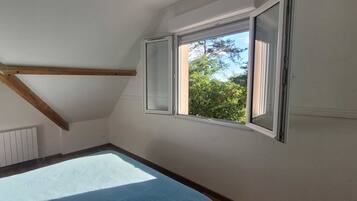 4 bedrooms, bed sheets